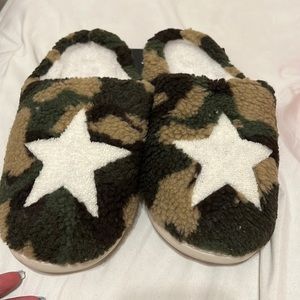 Living royal cozzy slippers army with star